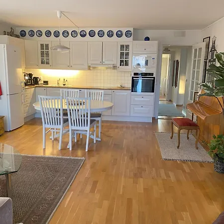 Spacious 3 Bedroom Next To Thon Hotel, Storsenter Shopping, And 15 Minutes To Oslo サンヴィカ