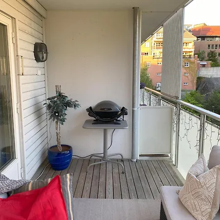 Spacious 3 Bedroom Next To Thon Hotel, Storsenter Shopping, And 15 Minutes To Oslo 아파트 *