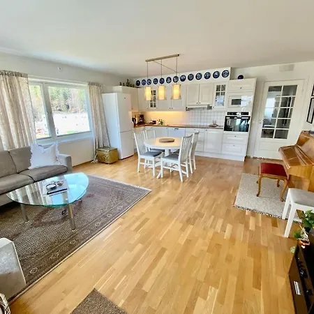 Spacious 3 Bedroom Next To Thon Hotel, Storsenter Shopping, And 15 Minutes To Oslo 샌드비카