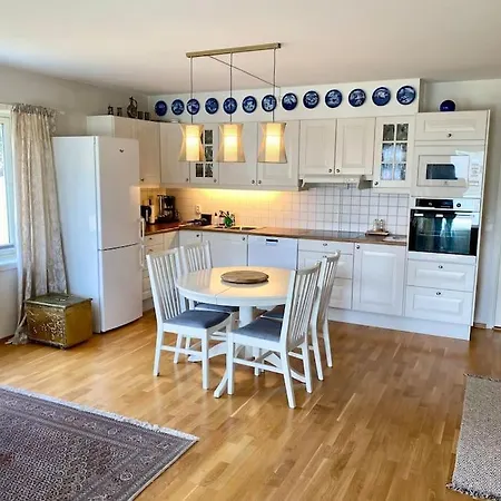 Spacious 3 Bedroom Next To Thon Hotel, Storsenter Shopping, And 15 Minutes To Oslo 아파트 *