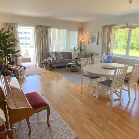 Spacious 3 Bedroom Next To Thon Hotel, Storsenter Shopping, And 15 Minutes To Oslo Sandvika (Baerum)
